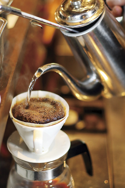 香り豊かなコーヒーを片手にほっと一息つける旅のオアシス「コーヒー屋 鄙」