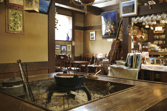 囲炉裏で炊いたぜんざいや温かなもてなしに心が癒やされる「落人」