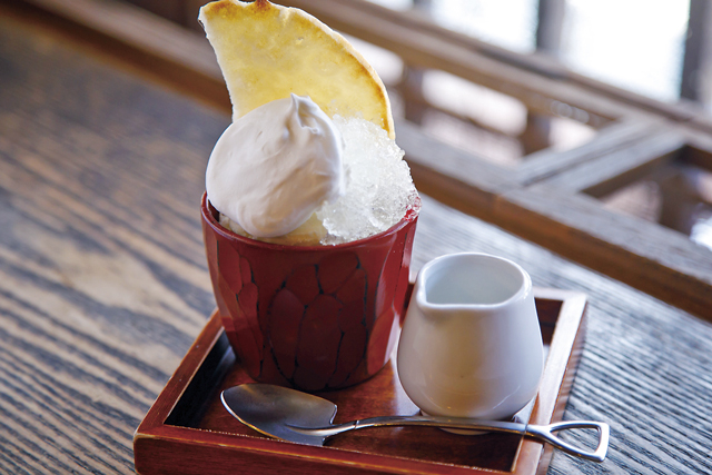 格子窓から古い町並を眺めモダンな空間で甘味を楽しむ「喫茶去 かつて」