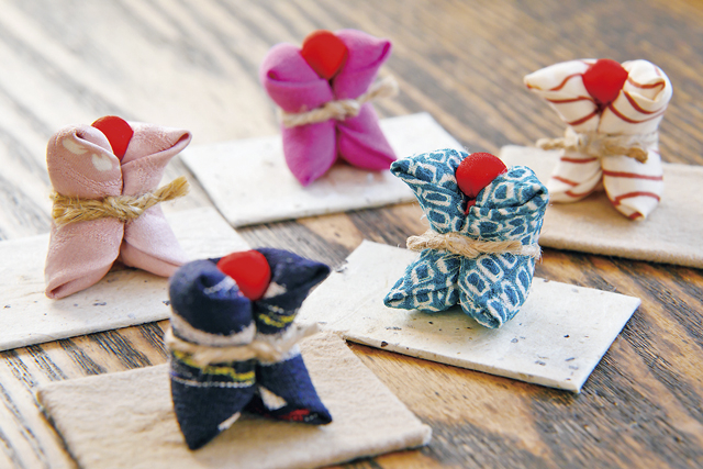 格子窓から古い町並を眺めモダンな空間で甘味を楽しむ「喫茶去 かつて」