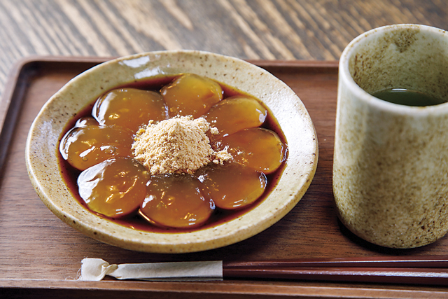 わらびもち 800円・日本茶付