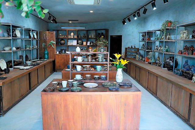 壺屋焼の長い歴史を受け継ぐ老舗窯元「育陶園本店」