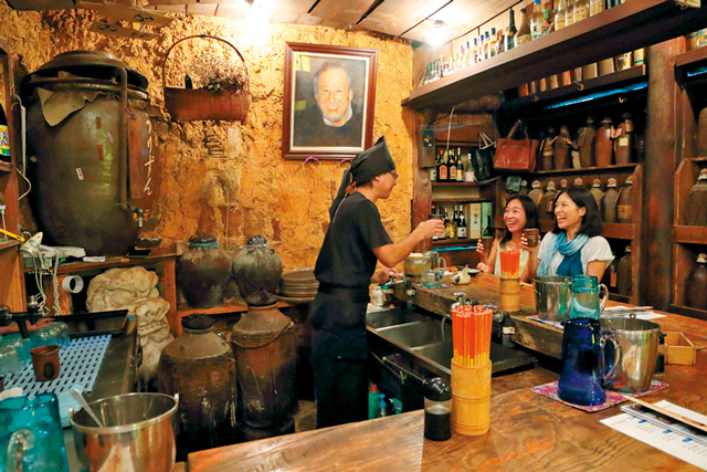店自慢の泡盛でもてなす沖縄料理の人気店「うりずん」