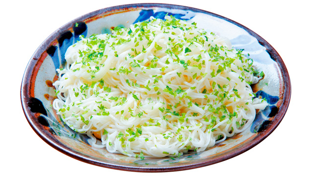 歴史ある小料理屋で味わう泡盛と新旧沖縄料理「小桜」