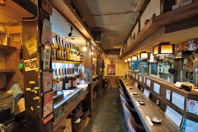 歴史ある小料理屋で味わう泡盛と新旧沖縄料理「小桜」