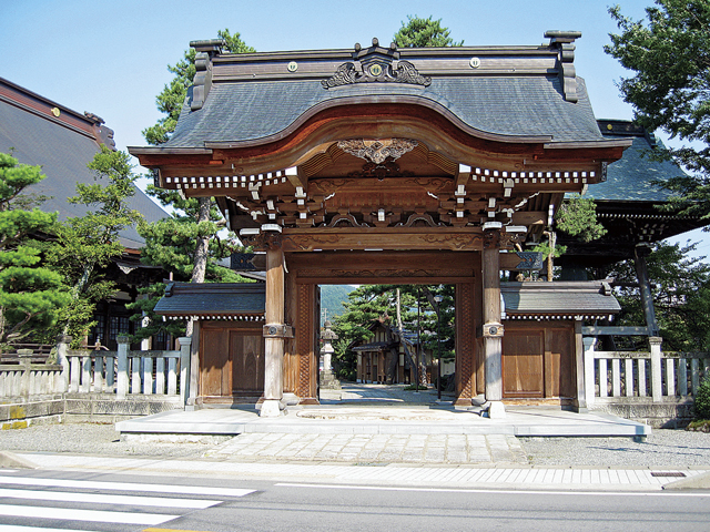 【飛騨古川の観光スポット】飛騨の匠による建築美は必見「本光寺」