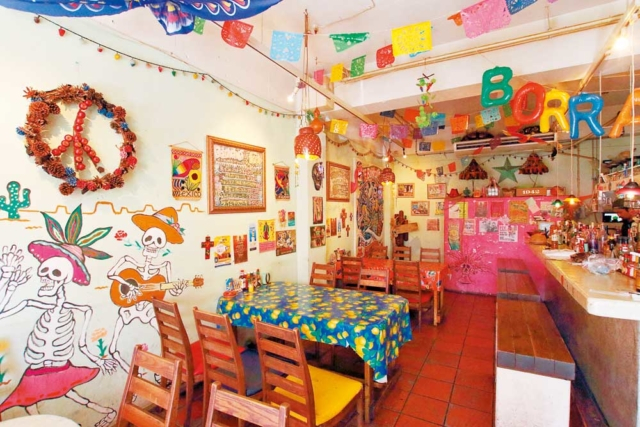 陽気なラテン音楽と本場のタコスを楽しんで「Borrachos」