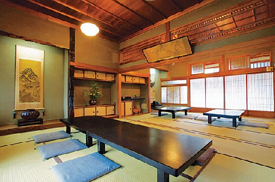 歴史の重みを感じる店内で味わうすきやき「阿さ利本店」