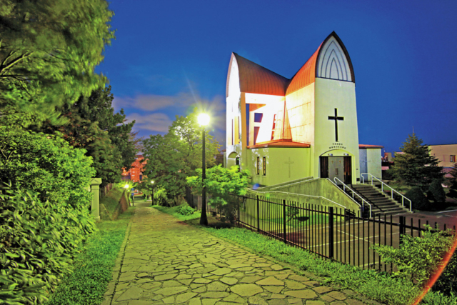 【函館・ライトアップスポットA】光に包まれた十字架が幻想的「函館聖ヨハネ教会」