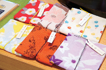 中庭を眺められる席が人気!雑貨店によるおしゃれカフェ「カフェ青」