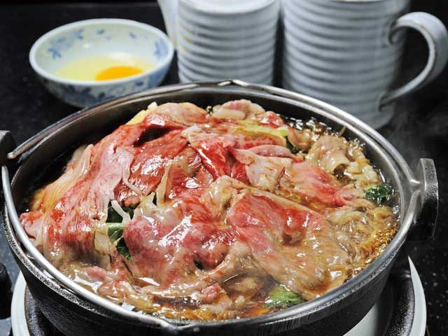 歴史の重みを感じる店内で味わうすきやき「阿さ利本店」