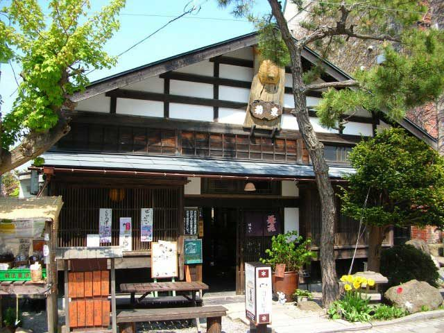 靴を脱いで上がるお座敷でほっとひと息「茶房 菊泉」