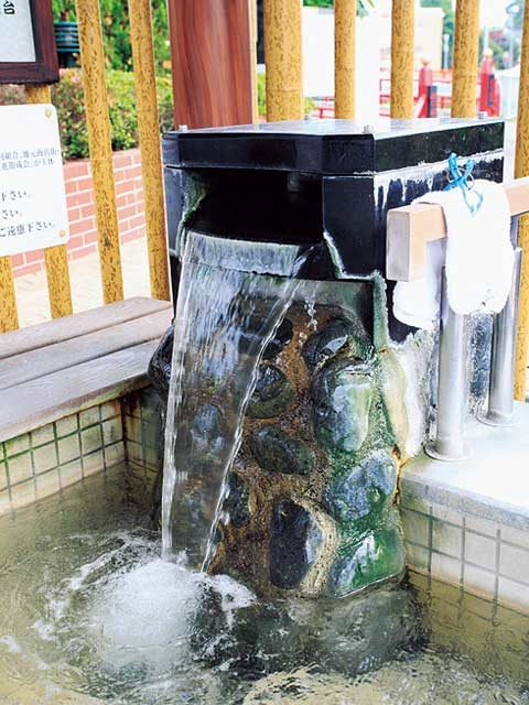 【湯の川×観光】地元市民御用達の足湯「湯巡り舞台(足湯)」