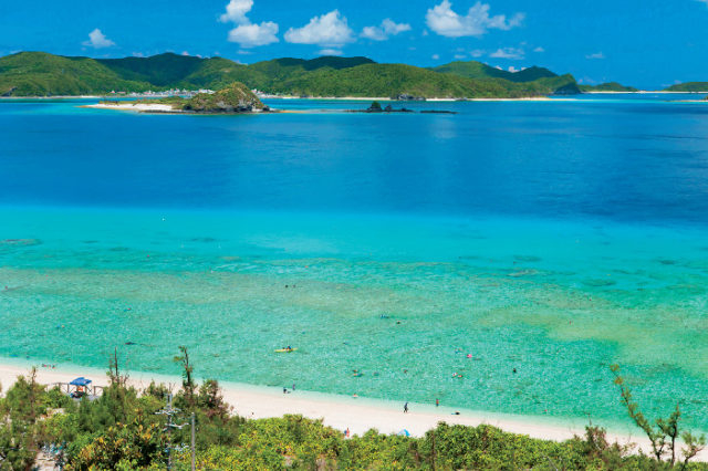 【沖縄・本島&慶良間諸島×アイランドビーチ】目の覚めるようなケラマブルーの海「北浜ビーチ」