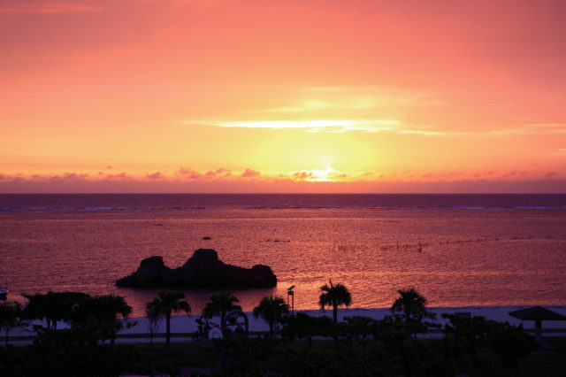 【沖縄・本島&慶良間諸島×人気ビーチ】異国情緒あふれるビーチで感動の夕日を「アラハビーチ」