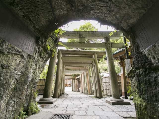 ③銭洗弁財天 宇賀福神社