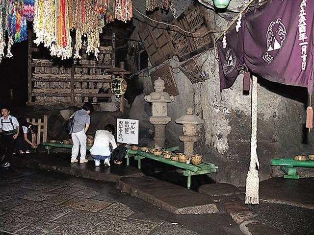 ③銭洗弁財天 宇賀福神社