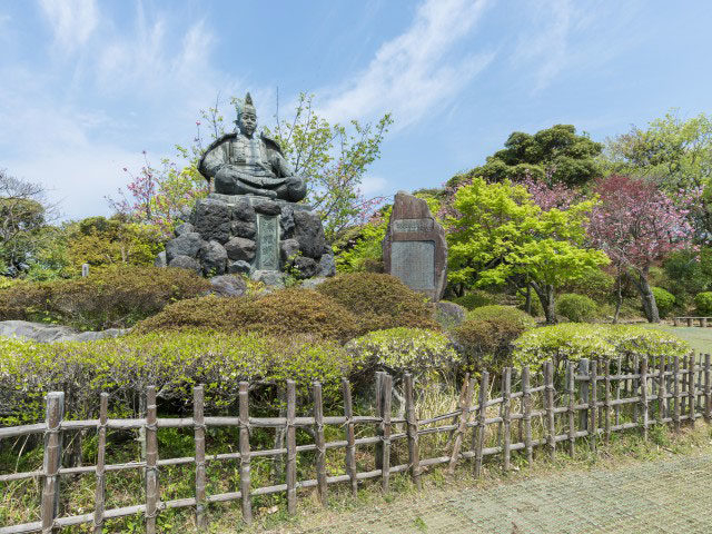源頼朝が鎌倉を見守る公園「源氏山公園」
