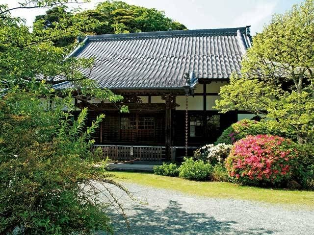 見ごたえある寺宝と四季の花々「浄光明寺」