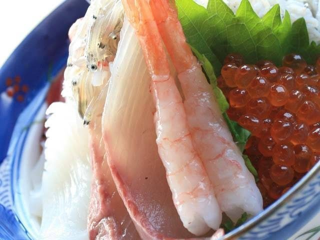 江ノ島で海鮮丼を食べるならこの人気店！相模湾の恵みを味わおう