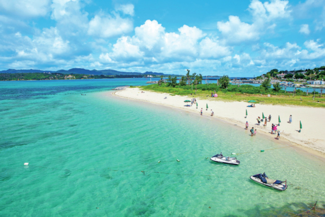 【沖縄・古宇利島×必見スポット】古宇利大橋を見上げる白砂の天然ビーチ「古宇利ビーチ」