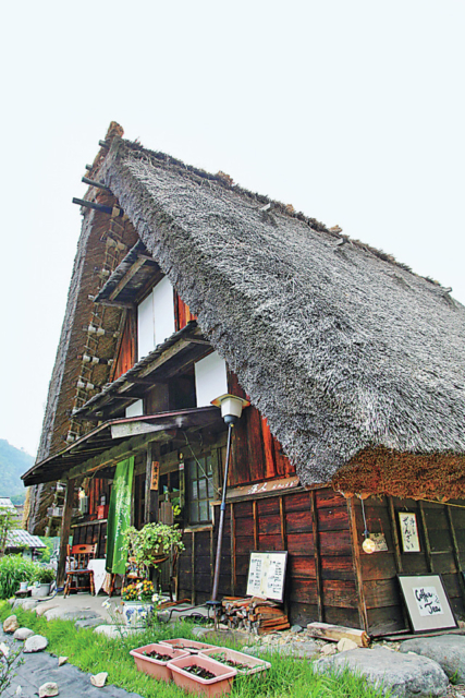 【白川郷・萩町集落×観光⑥】合掌造りの喫茶店で手作りぜんざいに舌鼓「喫茶 落人」