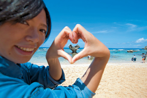 有名な「ハート岩」があるビーチへ!ティーヌ浜