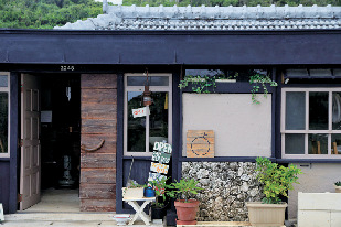 【古宇利島のカフェ】音楽好きの夫妻が営む「古宇利家」