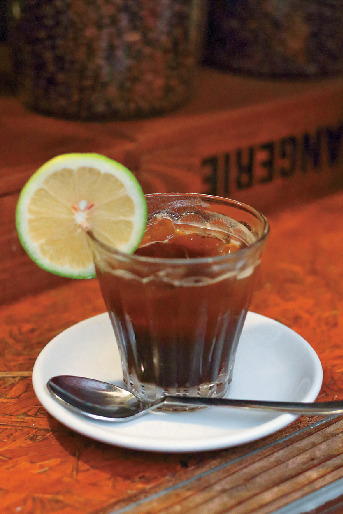 【那覇の栄町市場商店街】豆の個性を引き出したコーヒーを「COFFEE potohoto」