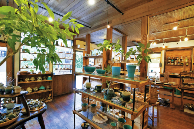 暮らしを豊かにするやちむんがずらり「UTSUWAチャタロウ」