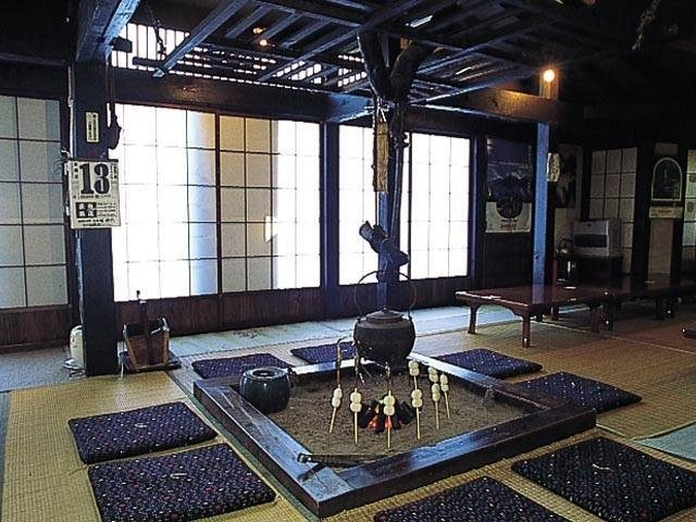 【奥飛騨温泉郷×グルメ】古民家の囲炉裏端でくつろぐ「昔ばなしの里 五平餅村」