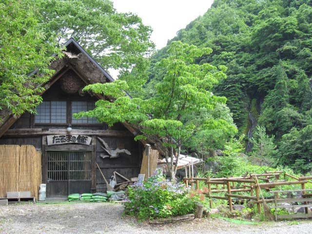 【奥飛騨温泉郷×観光】平湯川の清流のせせらぎに癒される「たるまの滝 親水公園」