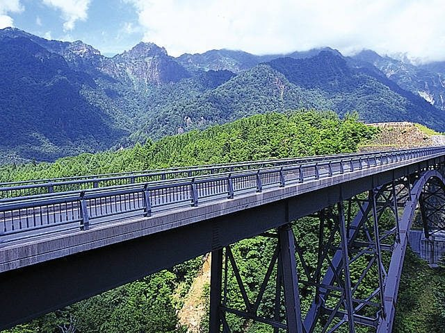 【奥飛騨温泉郷×観光】山々の絶景が望めるドライブコース「北アルプス大橋」