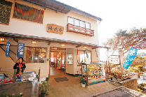 テラス席から海を見ながら新鮮な海の幸を食す「海花亭」