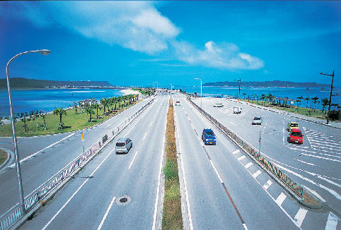 なぜ“海中”道路?