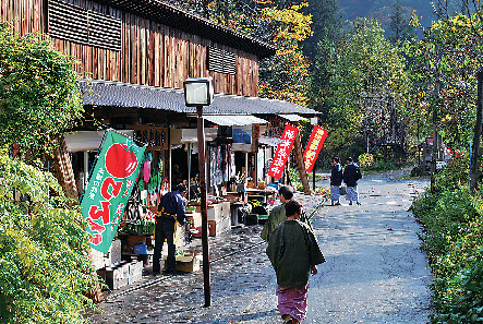 【奥飛騨温泉郷×ショッピング】温泉街で開催される人気の朝市「福地温泉朝市」