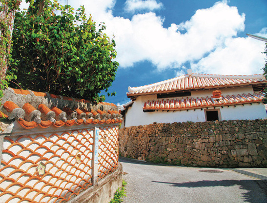 代々続いた陶工の屋敷と登り窯「新垣家住宅(あらかきけじゅうたく)」