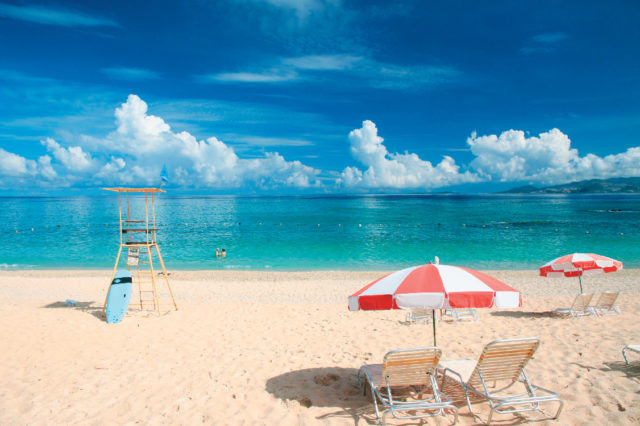 【沖縄でやりたいこと×ビーチでバカンス】プライベートムードでのんびり過ごせる「ミッションビーチ(西海岸リゾートエリア)」