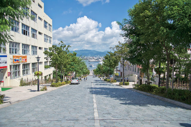 【函館・元町×観光5】映画やCMに登場する名物坂坂の上から函館港を見下ろせる「八幡坂」