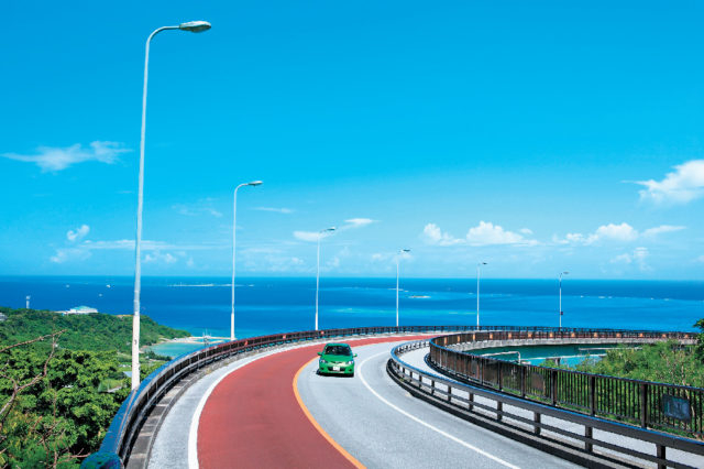 【沖縄旅行×おすすめスポット10】11:00 「ニライ橋・カナイ橋」のパノラマビューを満喫