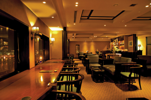 【函館×夜景が見えるレストラン&バー】ホテル上層階のバーでシックな大人の時間を「シェリーズ・バー」