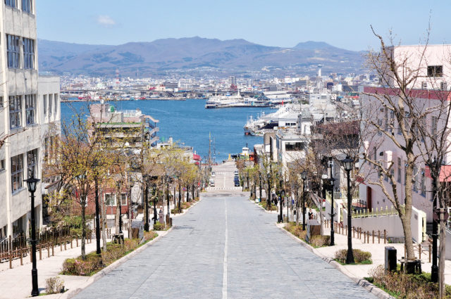 【函館・元町×観光5】映画やCMに登場する名物坂坂の上から函館港を見下ろせる「八幡坂」