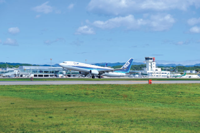 【湯の川周辺×観光】目の前を飛行機が行き交う大迫力の公園「空港緑地 高松展望広場」