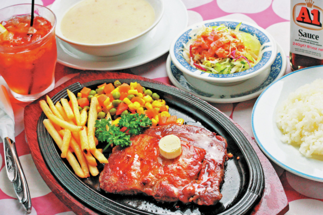 【沖縄のおすすめステーキの店】ガーリックの香りが広がるアツアツのステーキ「シーサイドドライブイン」