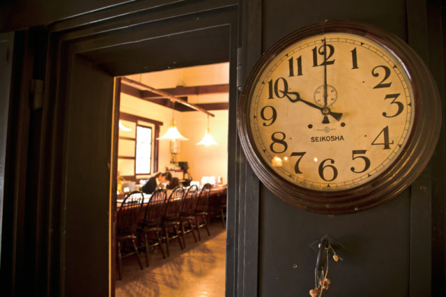 和洋入り交じるモダンな雰囲気「茶房ひし伊」