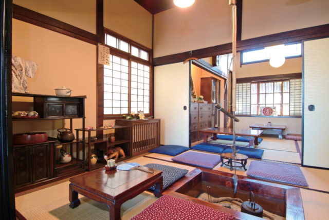 靴を脱いで上がるお座敷でほっとひと息「茶房 菊泉」