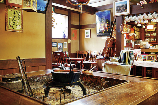 【白川郷・萩町集落×観光⑥】合掌造りの喫茶店で手作りぜんざいに舌鼓「喫茶 落人」