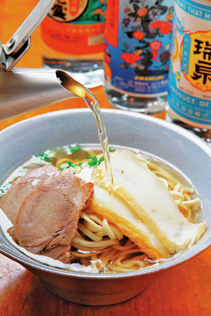 昭和ムードが漂う名物酒場でつまみと泡盛、シメの一杯まで「栄町ボトルネック」