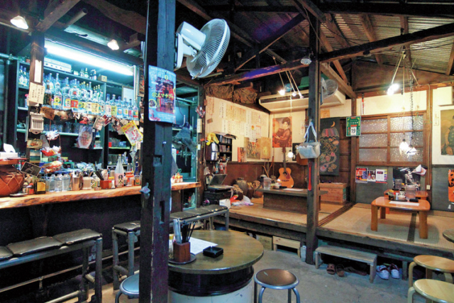 昭和ムードが漂う名物酒場でつまみと泡盛、シメの一杯まで「栄町ボトルネック」