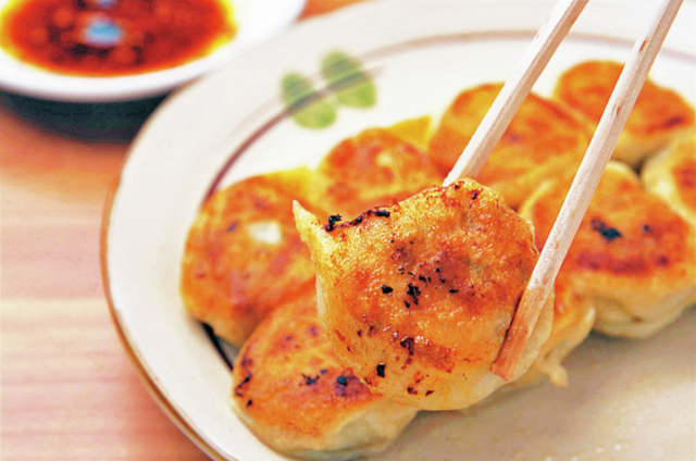 肉汁がジュワッとあふれ出す絶品手作り餃子に舌つづみ「手作り餃子の店 べんり屋 玉玲瓏」